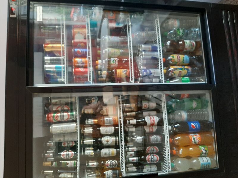 Kaltes Getränkeregal