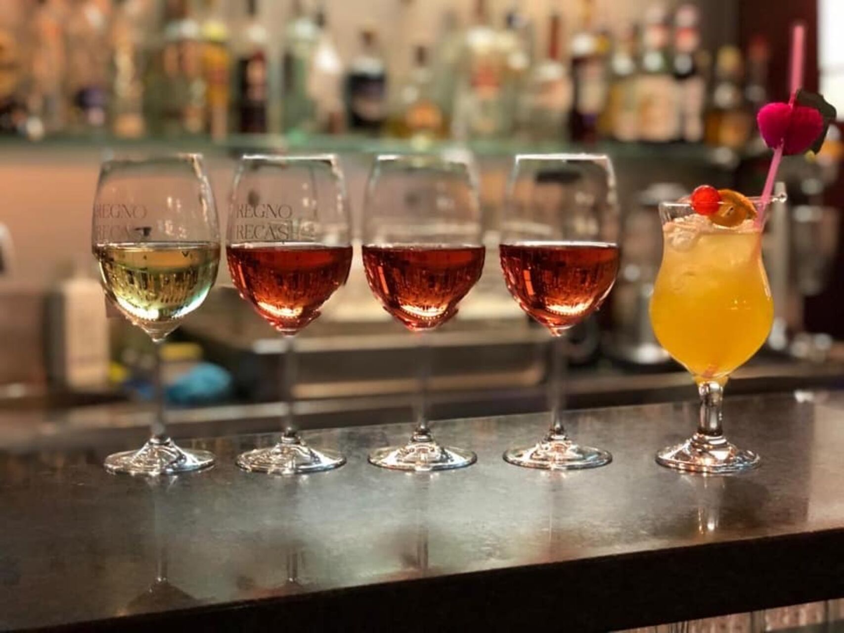 🍹🍷🍺 Răsfață-ți simțurile la restaurantul nostru! 🍋🍇🍻