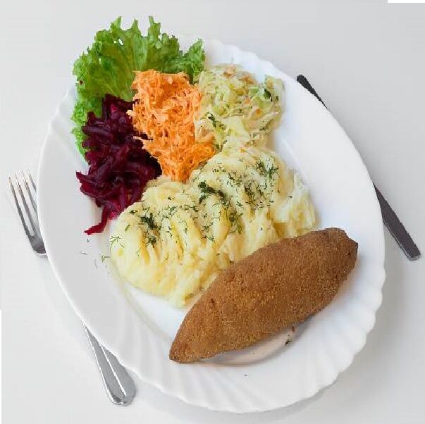 Devolay z ziemniakami i surówką