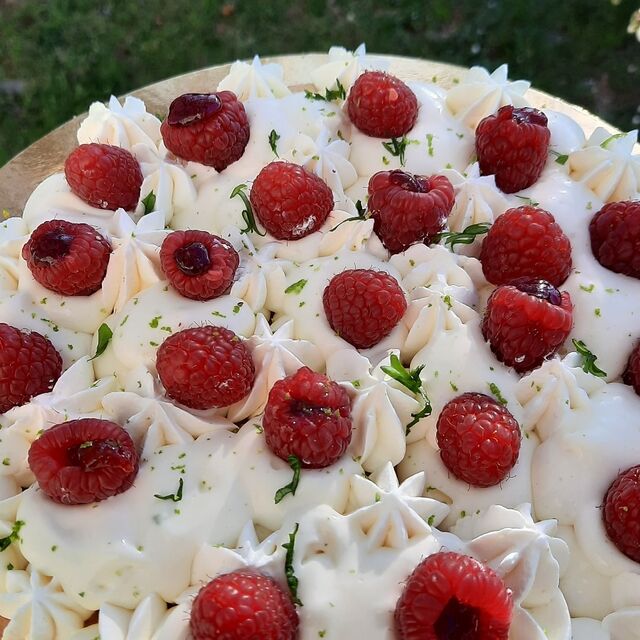 Un namelaka chocolat blanc ,framboises,citron vert avec une base de pâte sablé 