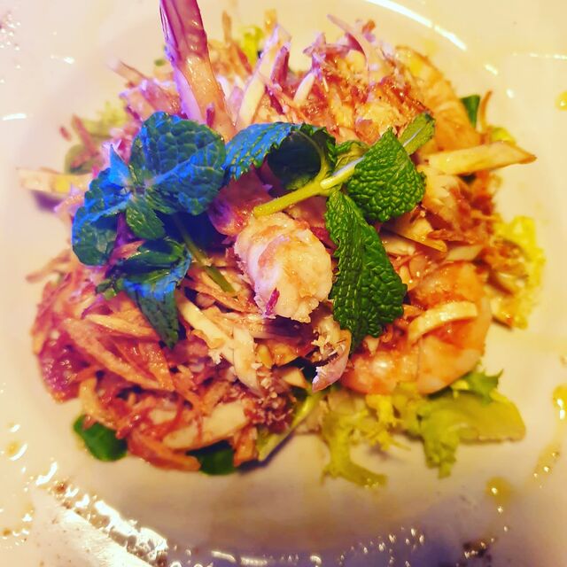 ENSALADA DE FLOR DE PLÁTANO & LANGOSTINOS 