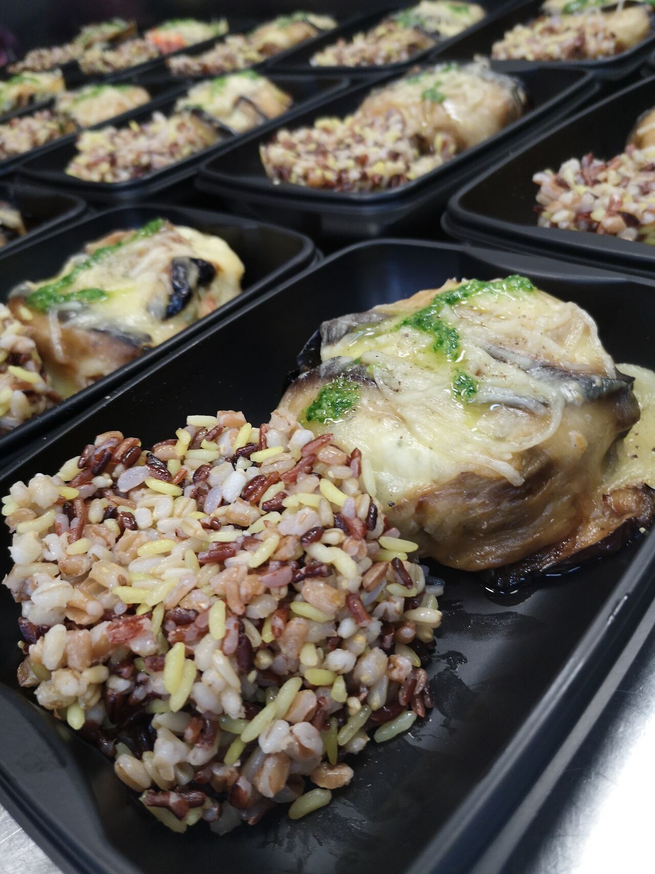 Paupiette de saumon farcies
Brousse basilic menthe
Aubergines grillées
Gratinée à la mozzarella
Riz aux céréales