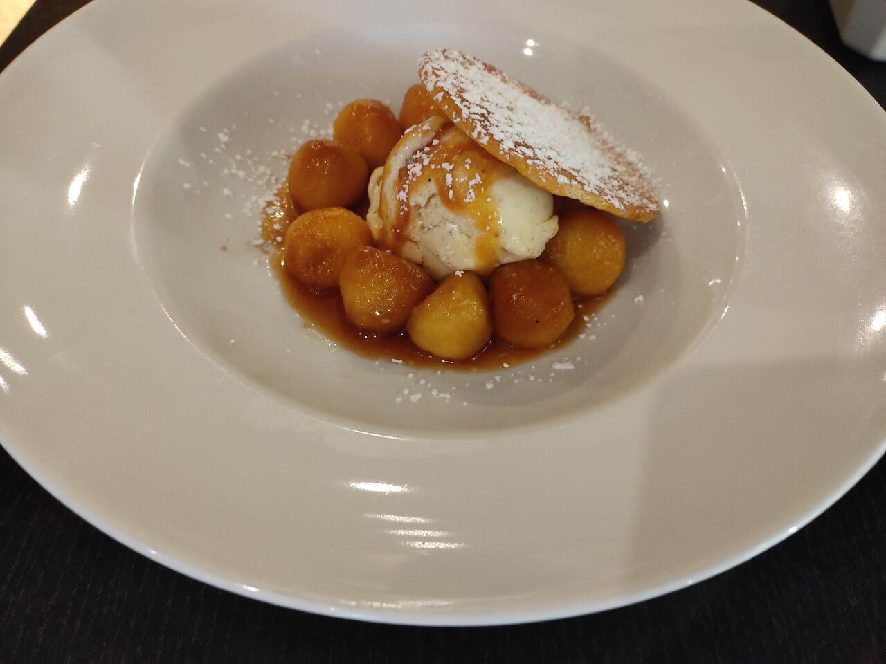 Croquant pommes caramélisée et glace vanille