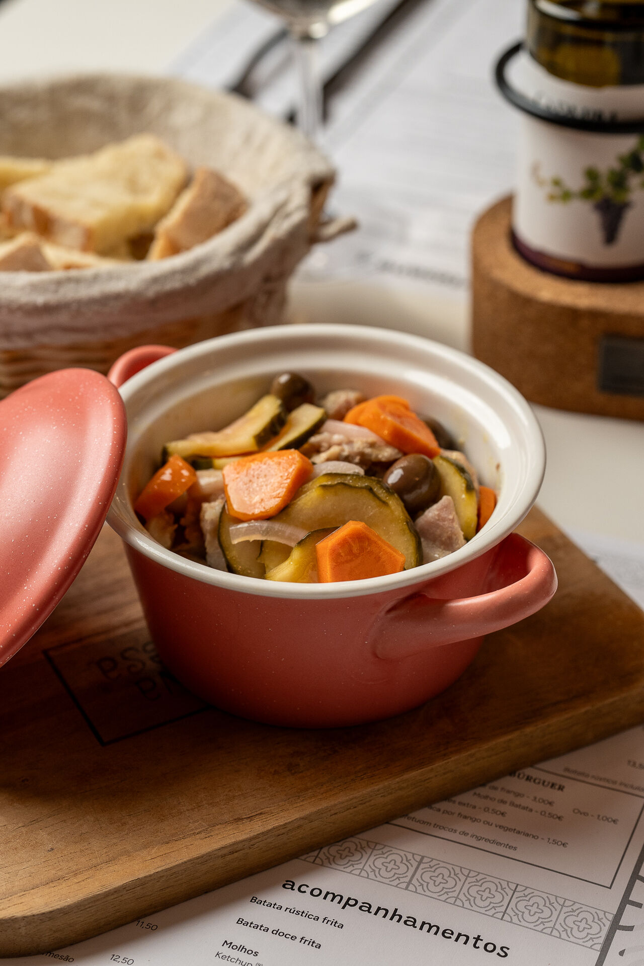 Pica-Pau de porco preto com pickles caseiros