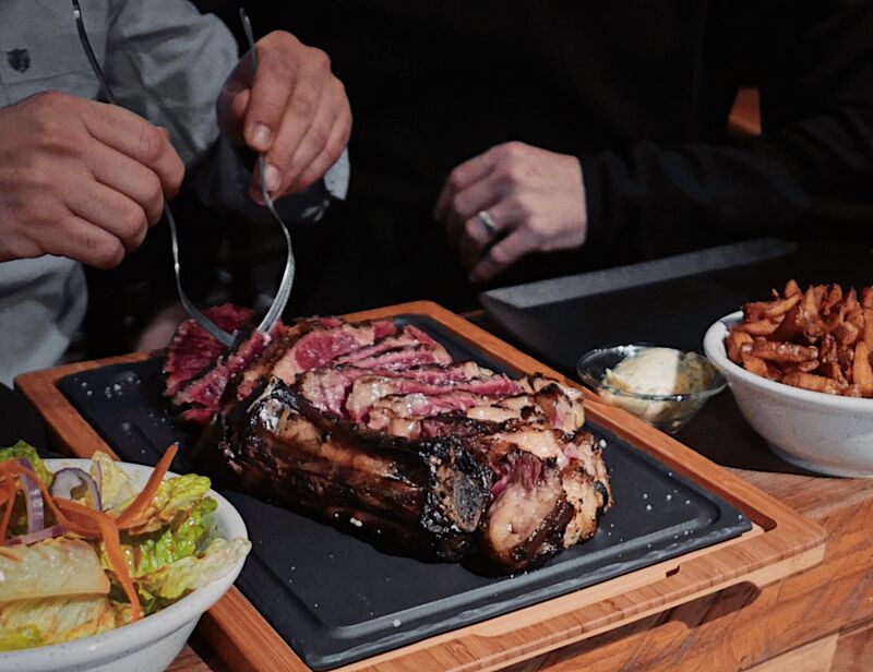 La cote de boeuf à partager, 1.2kg de viande charolaise du sud ouest, cuite au grill à pierre de lave.