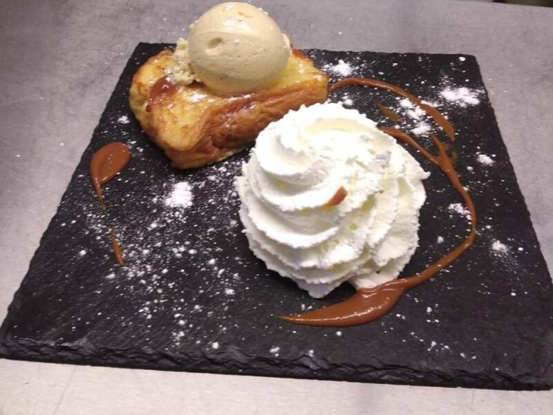 Brioche façon pain perdu, glace vanille et chantilly