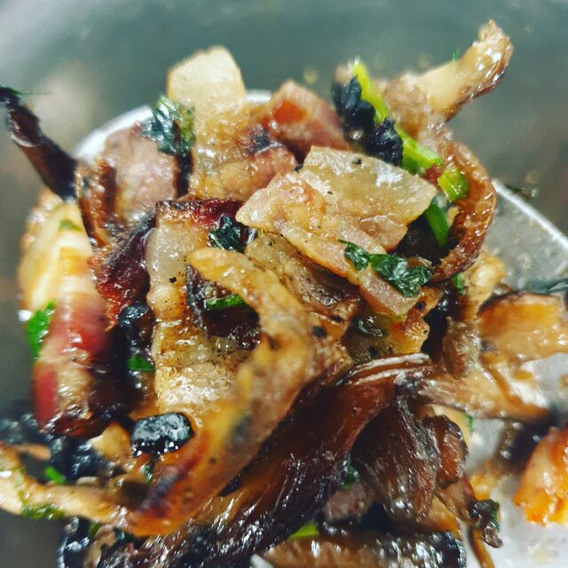 Embeurré de choux et caille rôtie au lard