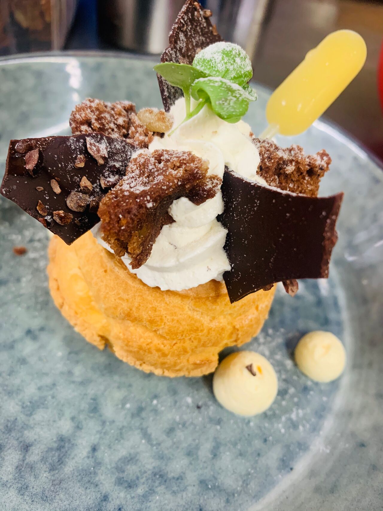 Le choux retourné à la verveine citronnelle, craquelin et tuile de chocolat Weiss