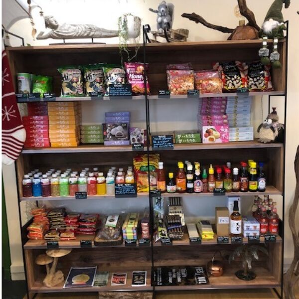 Un large choix de Mochis, de Mogu-Mogu, de bières asiatiques ; des sauces, des chips aux crevettes, des pois au wazabi...