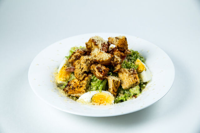 Цезарь з хрустким беконом та куркою.