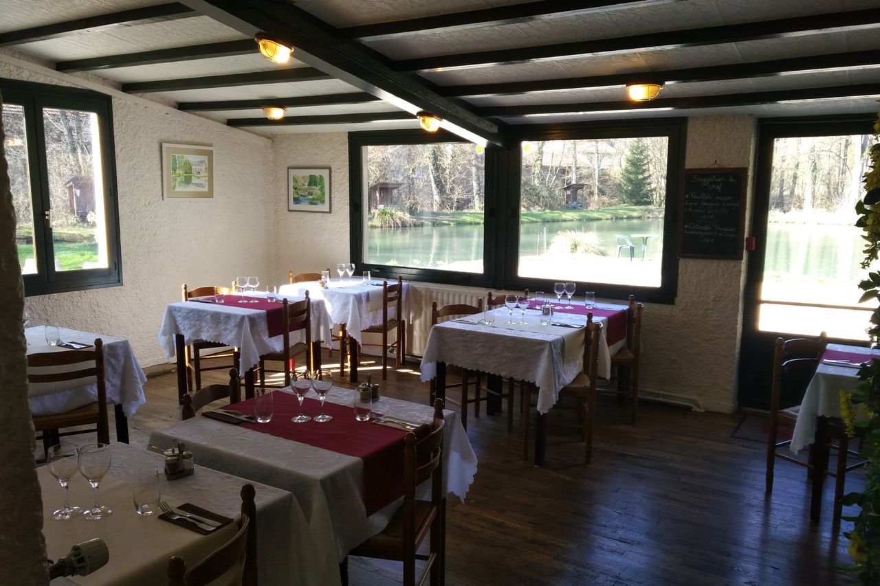 salle avec vu sur l'étang