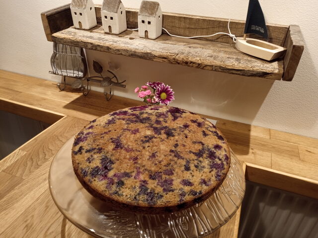 Der frische Kuchen muss erst abkühlen, bevor er zu den anderen in die Kuchentheke darf