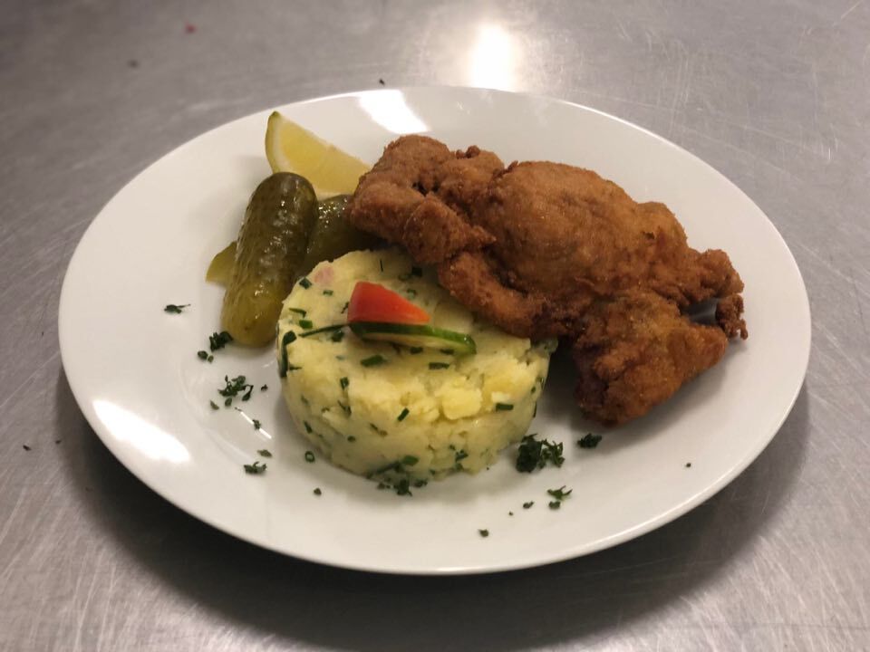 Smažená vepřová krkovička po staročesku, šťouchané brambory