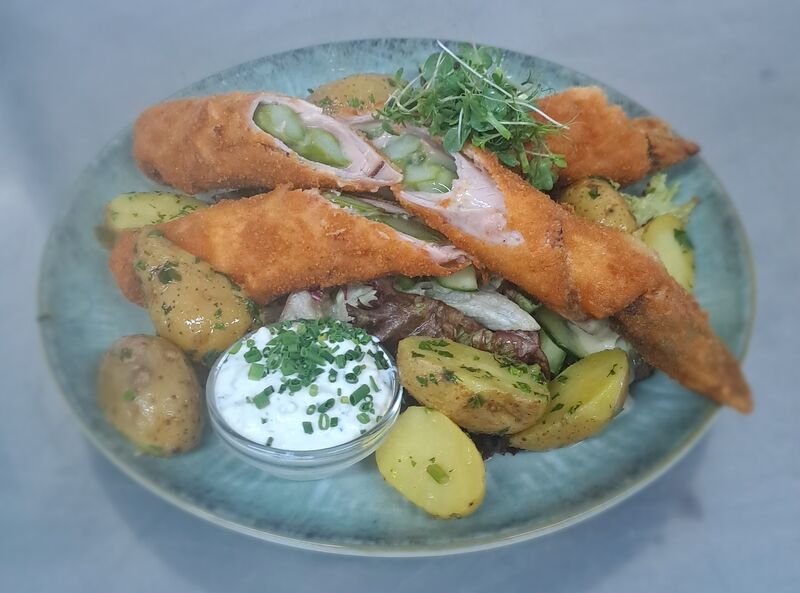 Spargel Corden Bleu Stangen auf buntem Blattsalat,