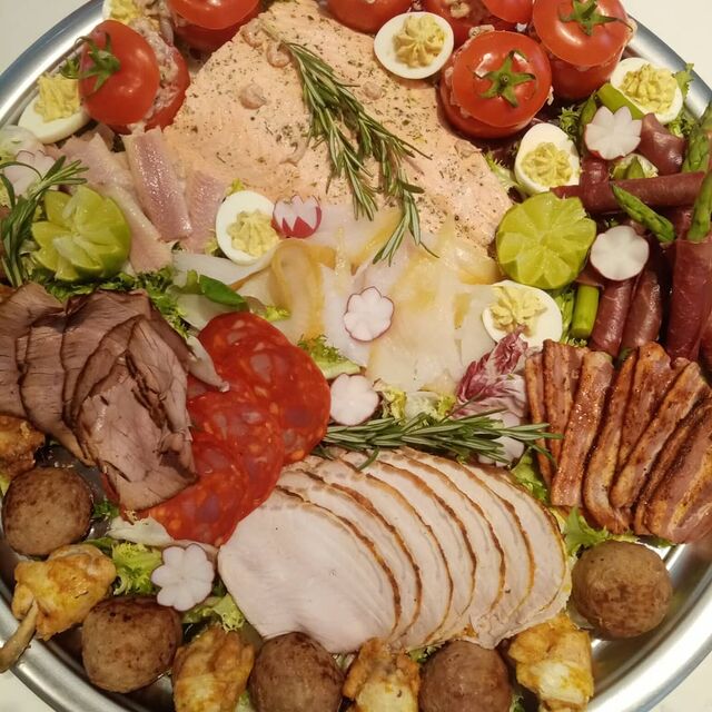 koud buffet met vlees en vis