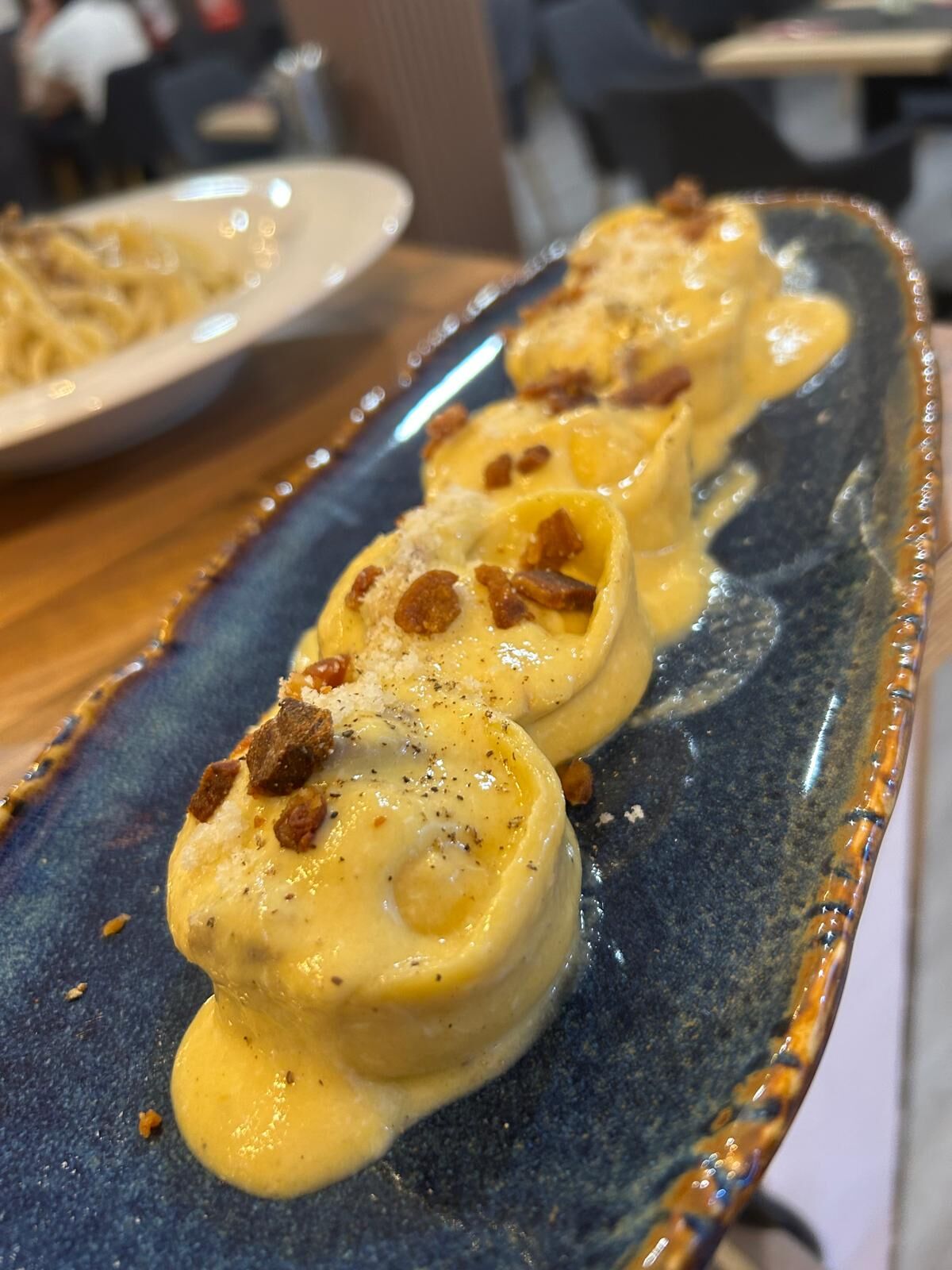 Cappellacci de cacio e pepe con salsa carbonara