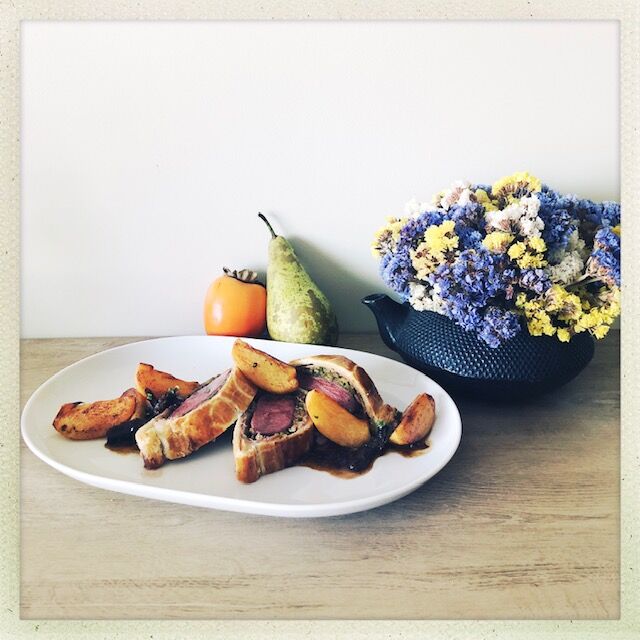 Magret de canard Wellington, kakis rôtis, sauce douce aux cèpes