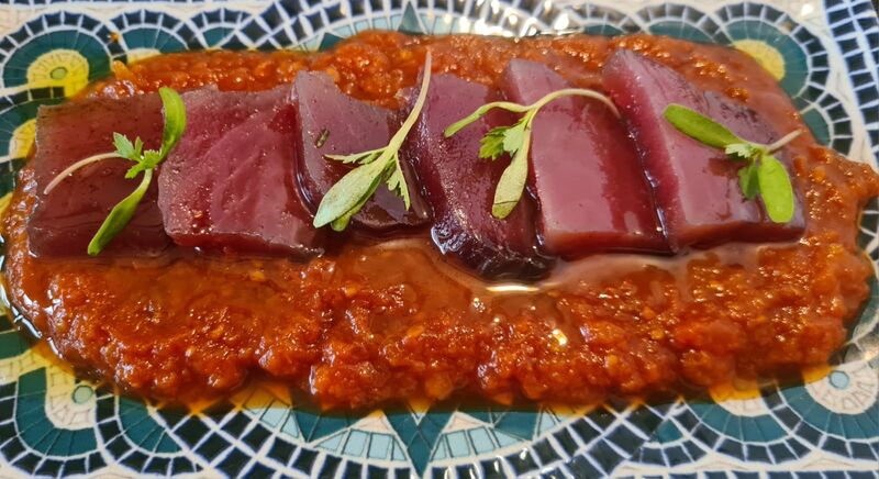 Titaina con atún semiseco en aceite de oliva a las 5 especias chinas