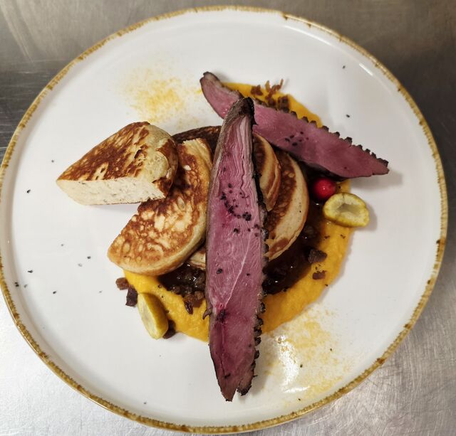 Husí prso Sous vide, dýňové pyré, kaštanové lívance