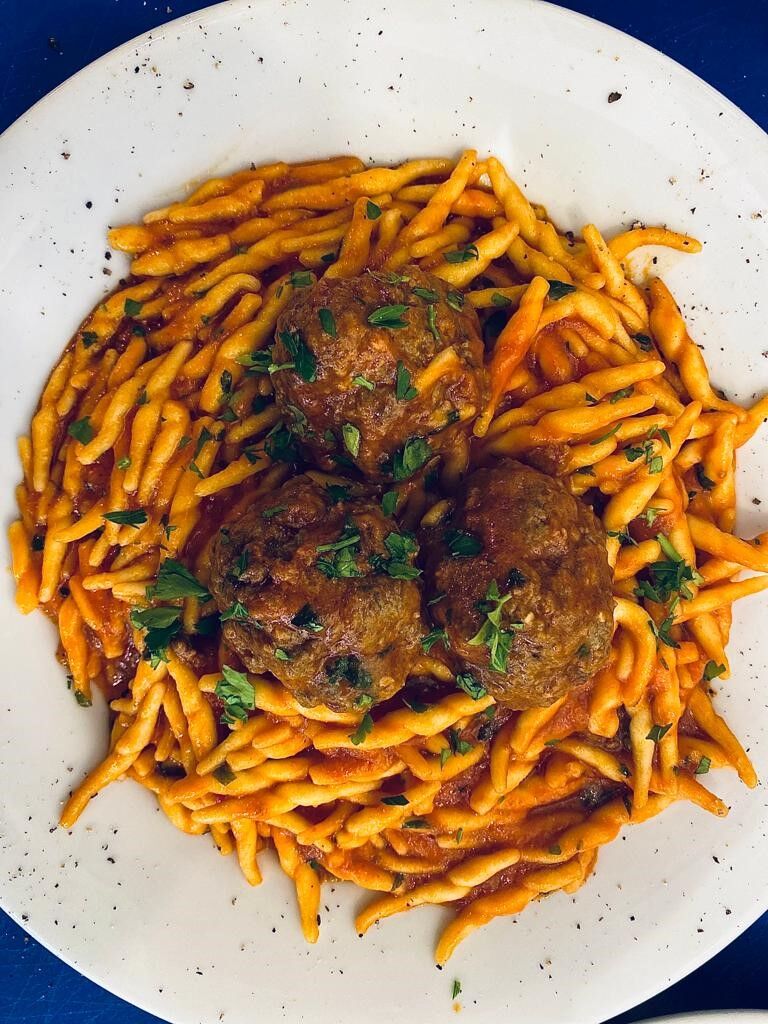 Pasta con polpette al sugo 