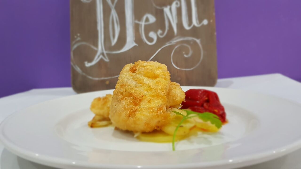 Merluza a la romana con guarnición