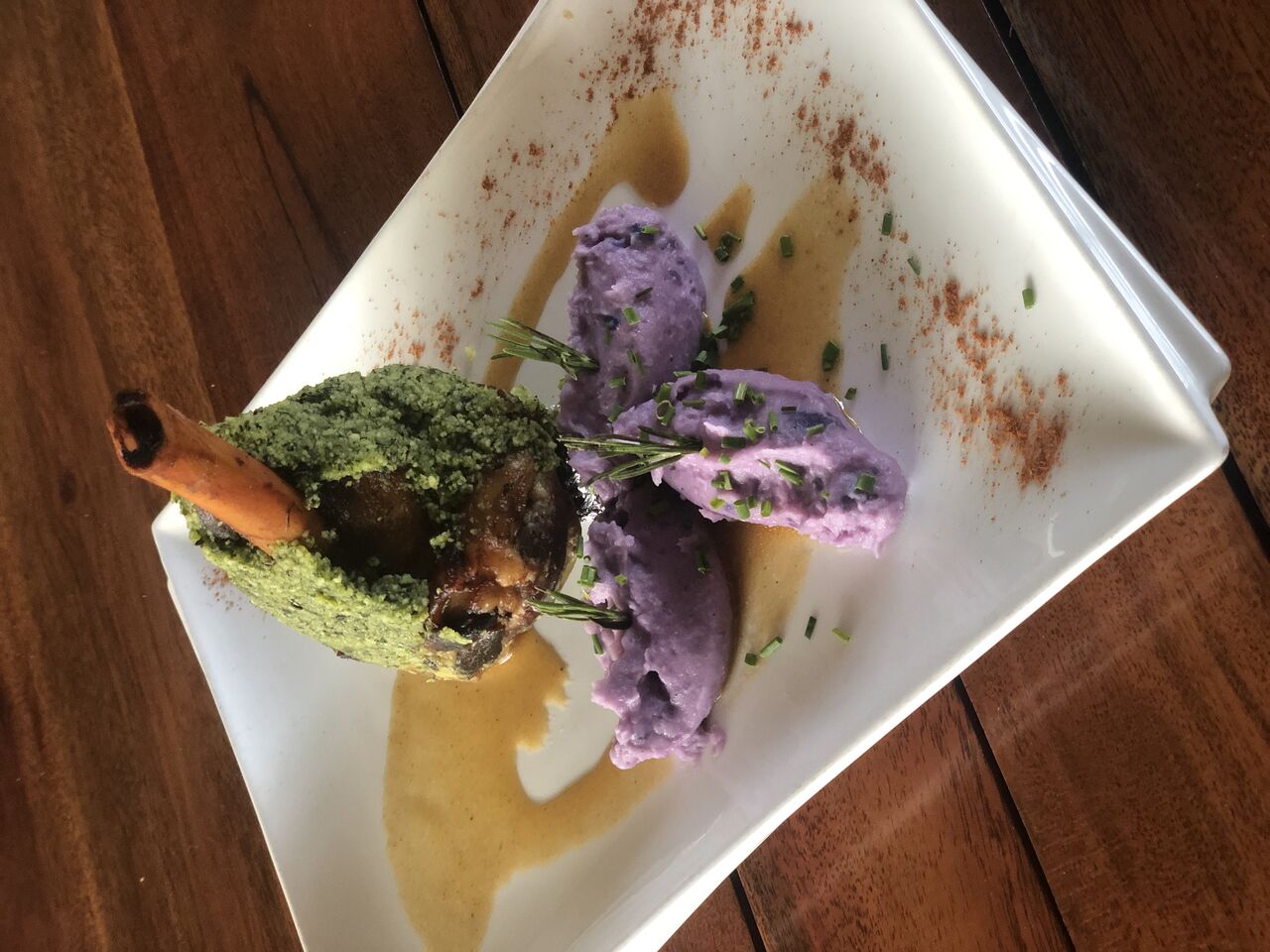 Souris d'agneau en croûte d'herbe et pommes de terre vitelotte