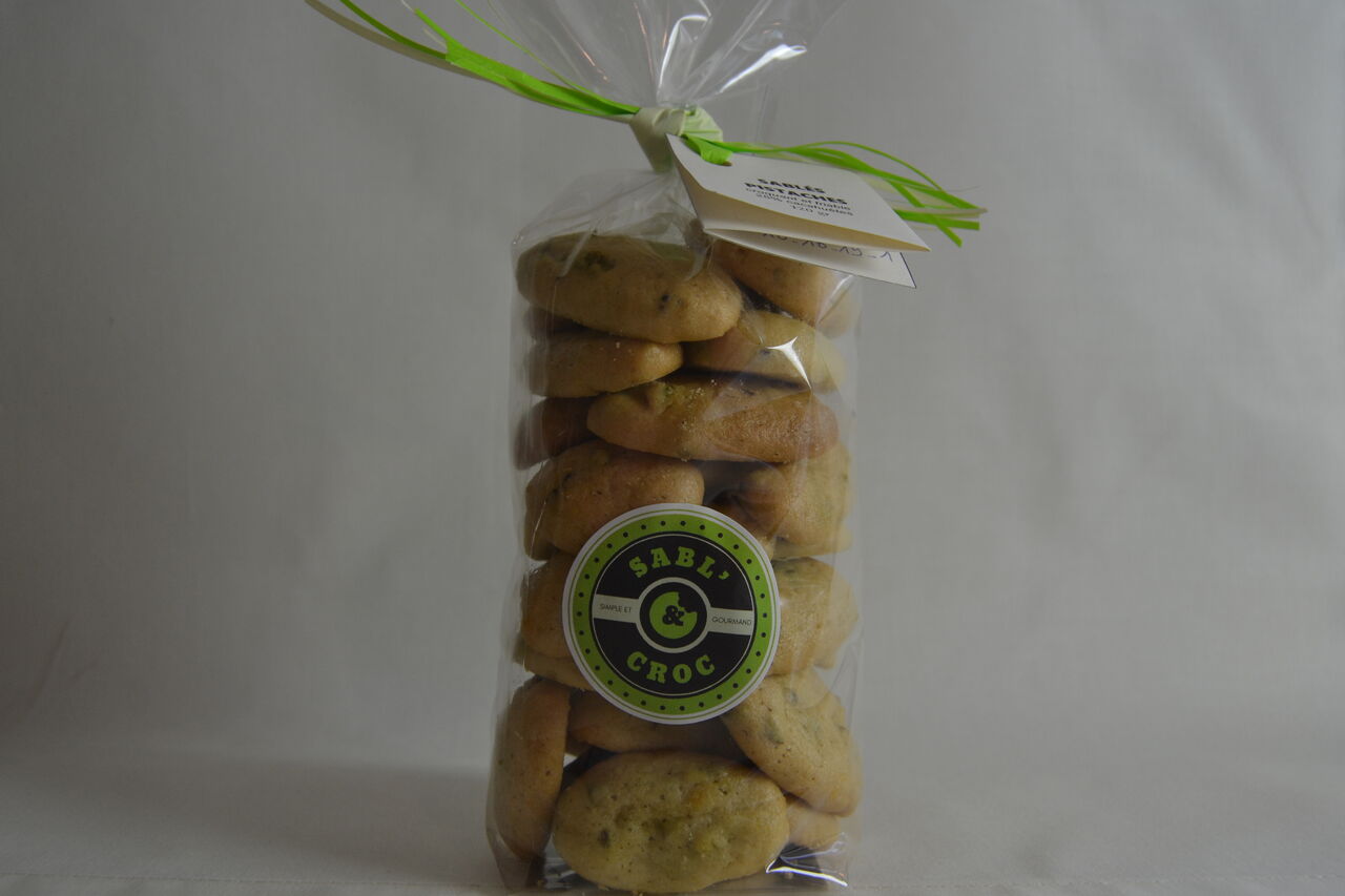 Sablé pistaches : aéré et croquant, la douceur du goût et le plaisir des éclats de pistaches 10%, avec la juste mesure de sucre.