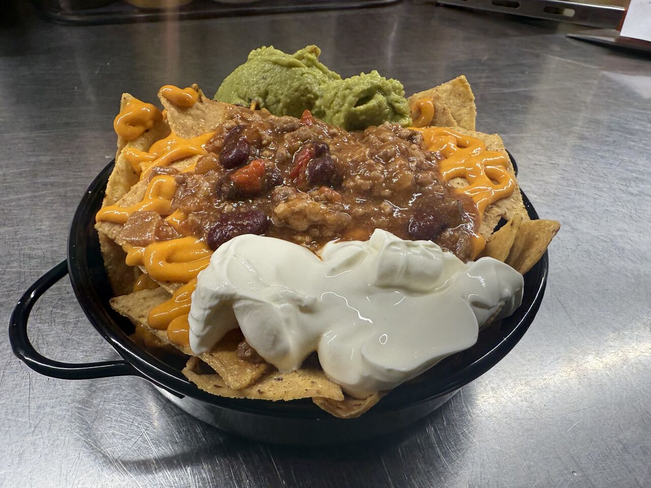 Nachos con Chilli con carne guacamole y nata agria