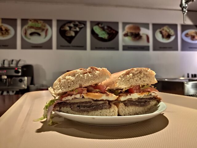 Milanesa TUCU
(pan artesanal , escalope de ternera, jamón york, queso , huevo , lechuga y tomate)