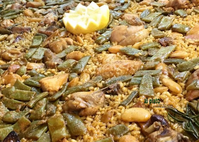 Paella Valenciana: pollo y conejo
Añádele alcachofas o caracoles. Consultar.