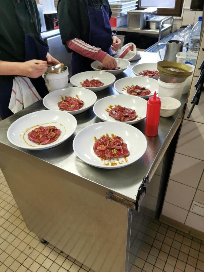 Tataki de bœuf réalisé par 2 jeunes stagiaires