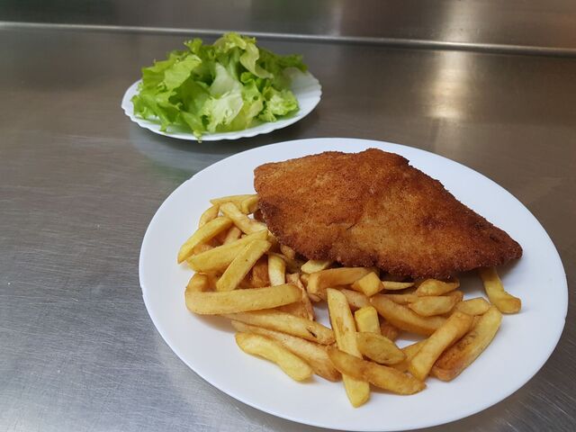 Bečki odrezak s pomfritom i salatom