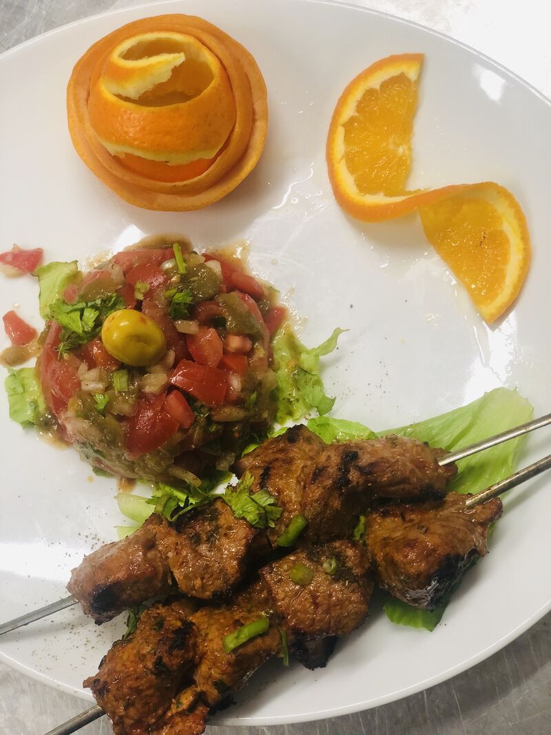Nos plats garnis - Salade marocaine et brochettes d'agneau 