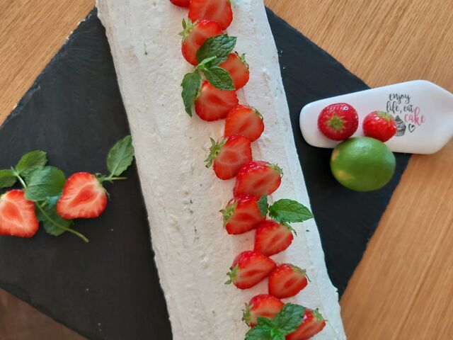 Erdbeer-Holunder-Biskuitroulade