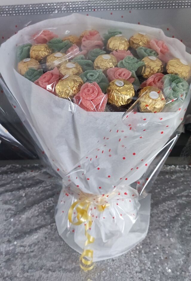 Bouquet de roses en bonbons et chocolat 