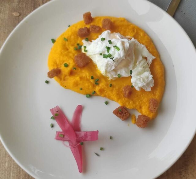 Œuf poché, velouté de carottes, croûtons et pickles