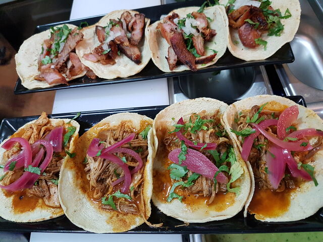 tacos variados canitas ,cochinita ,ternera con mole ,partos ,tinga 