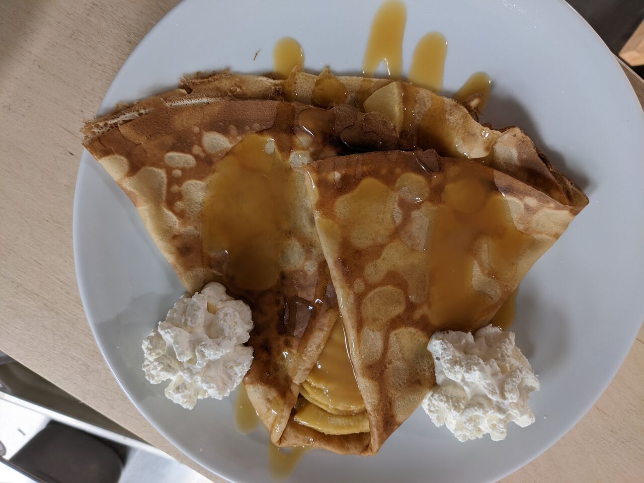Crêpe de froment avec pommes au beurre, caramel au beurre salé et chantilly maison