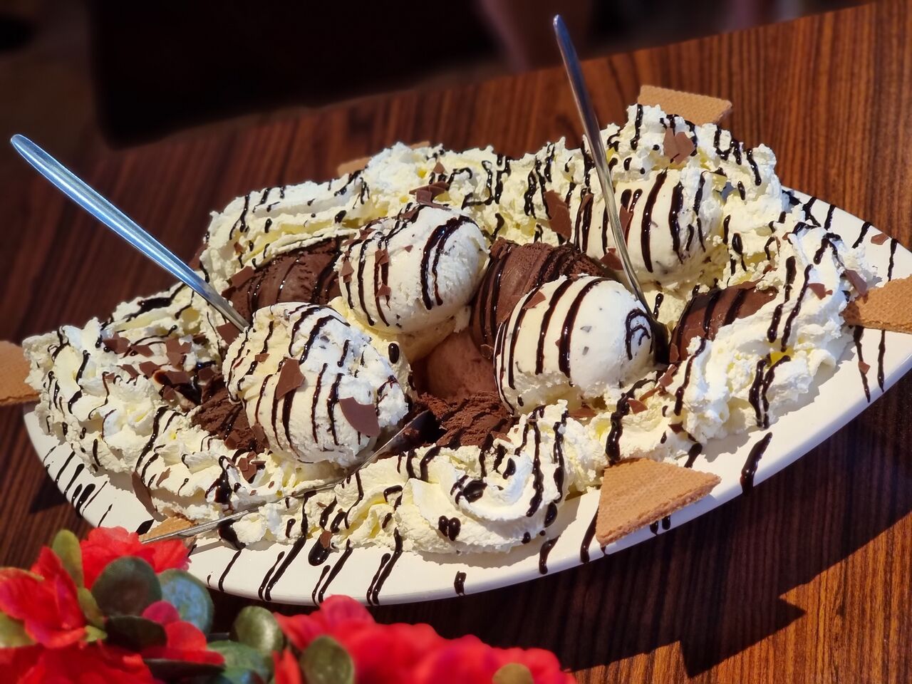 Onkel Otto XXL Eisplatte
20 Kugeln Eis mit Sahne und Soßen
19,50 €