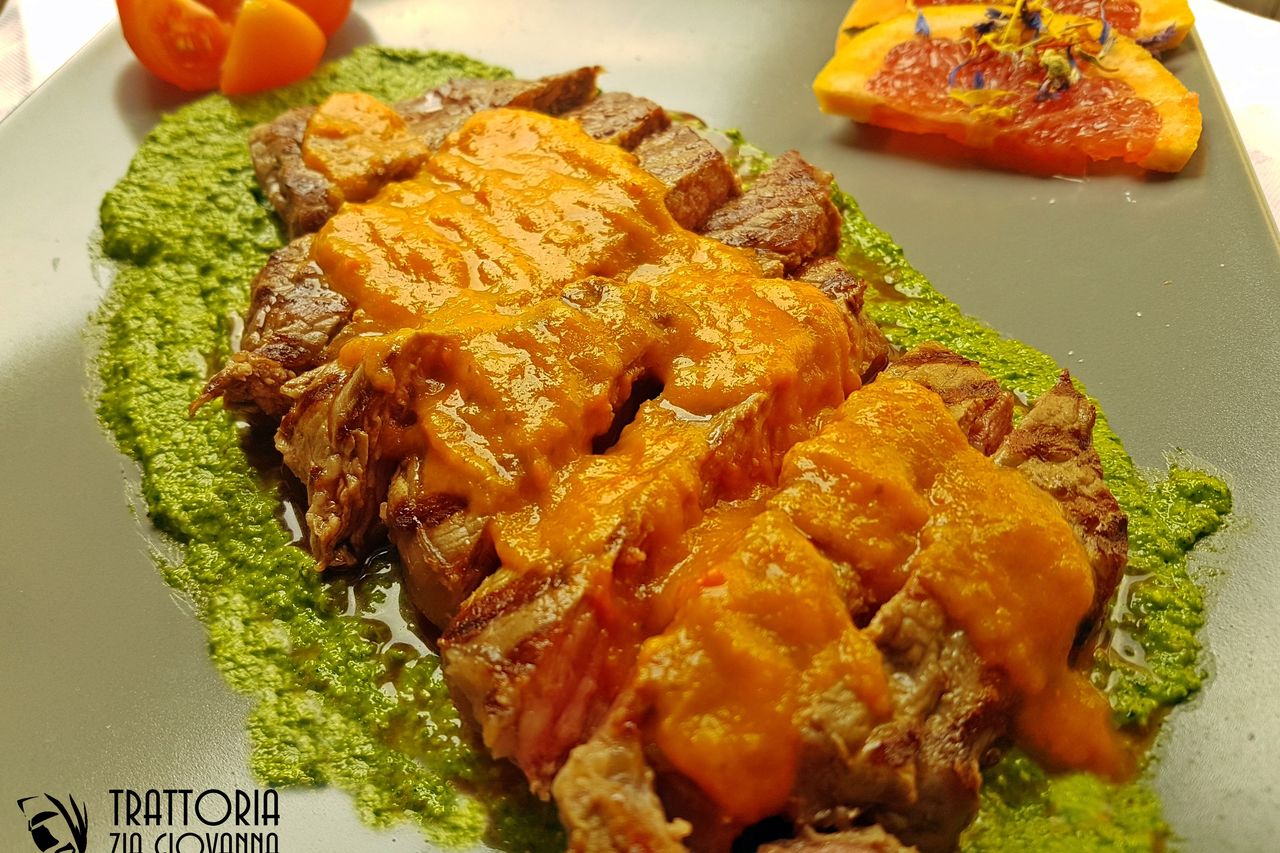 tagliata di manzo su pesto di rucola e crema di peperoni