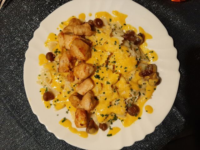 Farfalle, poulet sauté à la sauce poivre rouge 