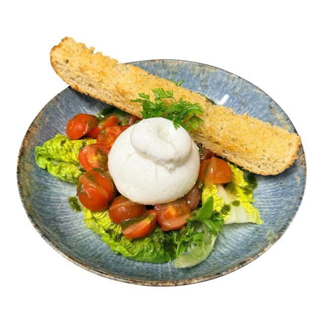 Listový salát s krémovou burratou, cherry rajčata, bazalkové pesto, domácí focaccia