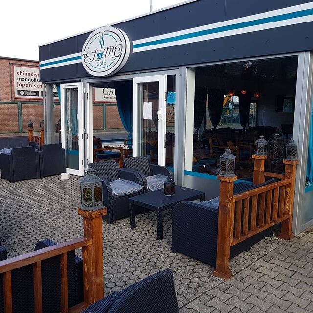 Trinken Sie eine fruchtigen Cocktail auf unserer gemütlichen Terrasse!