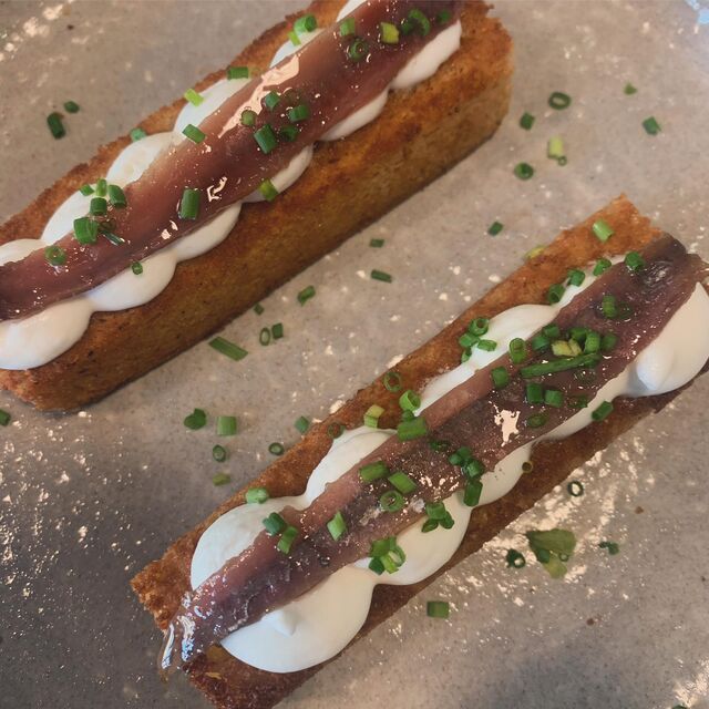 Pan brioche, burro e alici del cantabrico