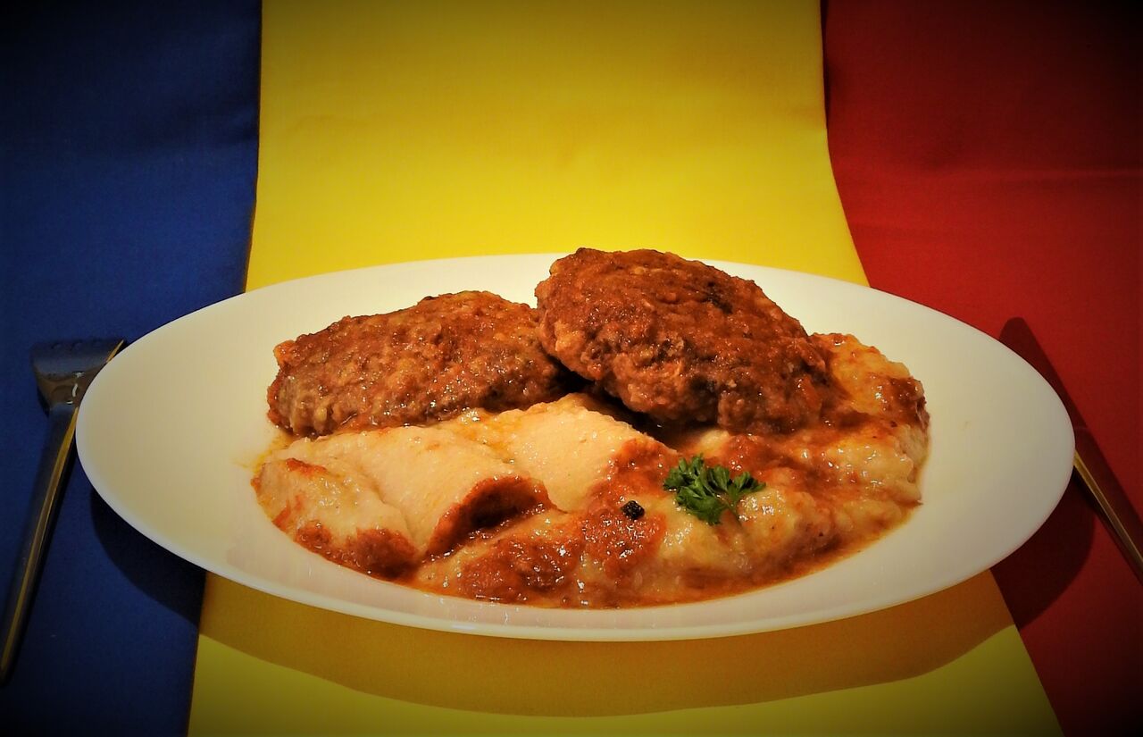 Chiftele cu piure de fasole 7,50€Galette de viande avec purée d’haricots blancs et sauce tomate