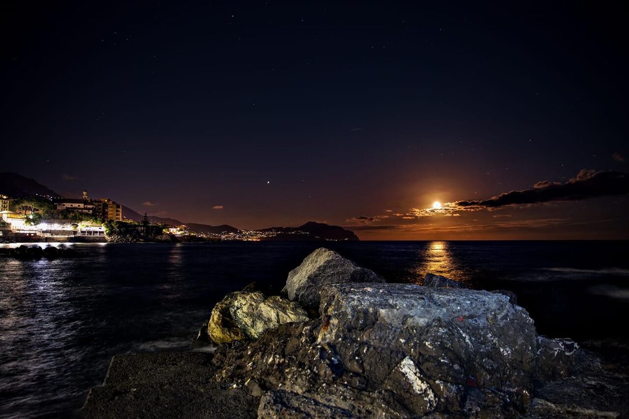 Lo stabilimento in notturna