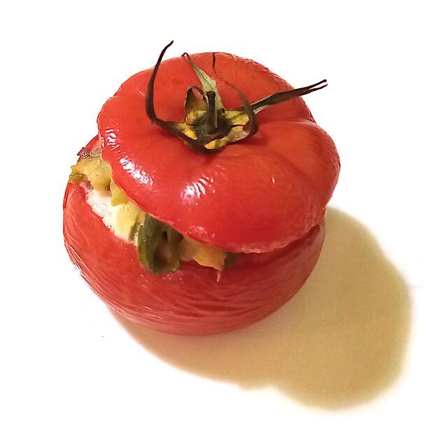 Tomate ancienne bio, farcie aux légumes bio, bœuf haché, fromage & crème.