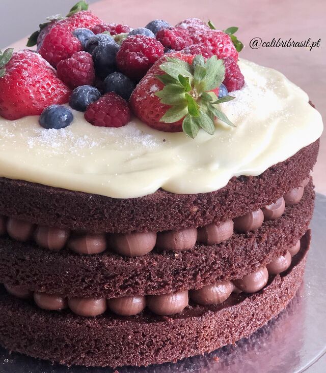 Bolo com 2 tipos de chocolate e frutas vermelhas 