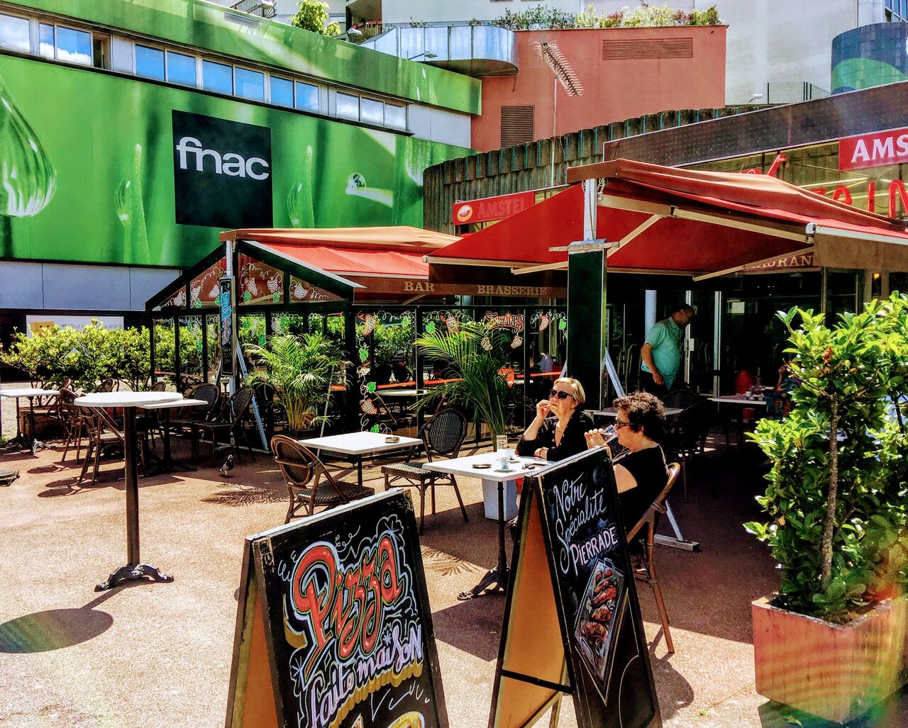 Brasserie les fontaines face au lac de la promenade à Noisy le Grand