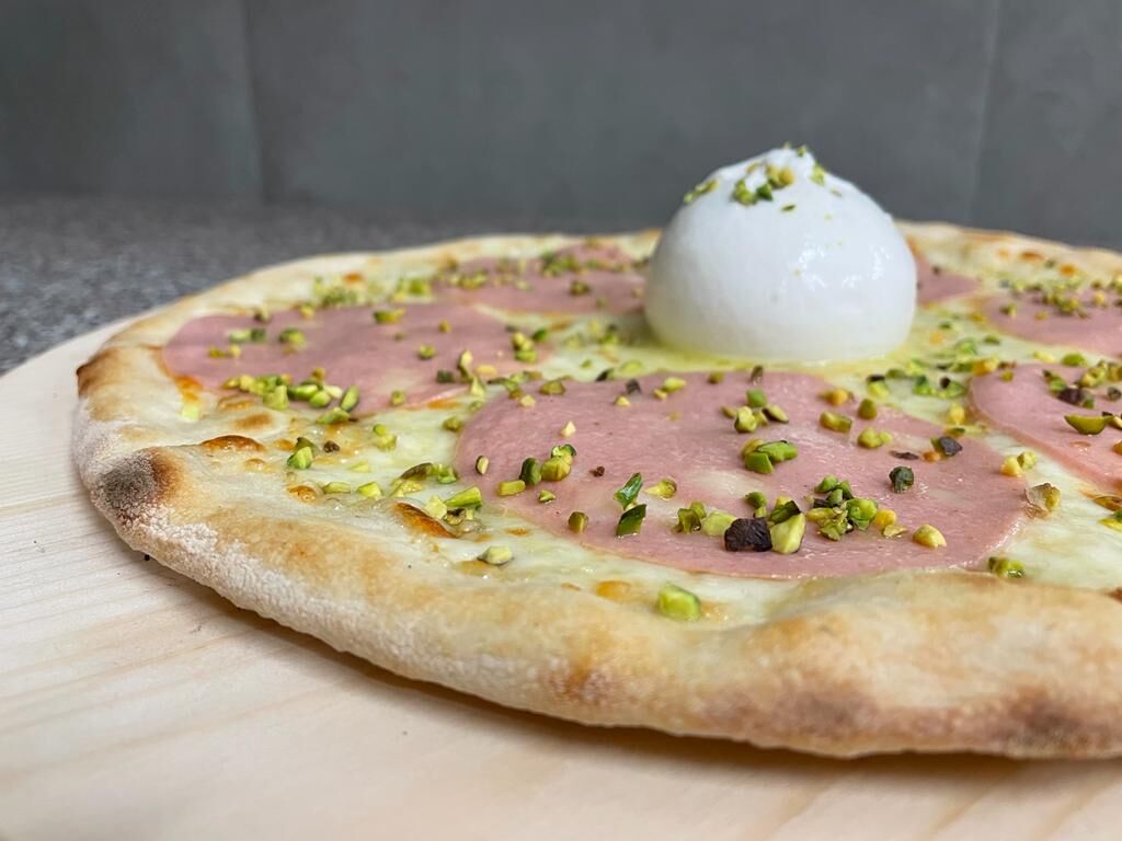 Pizza bianca con mortadella, granella di pistacchi e burrata